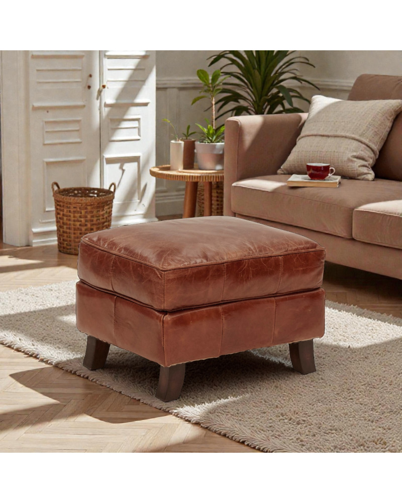 Pouf Jasper en cuir marron vintage avec pieds en bois dans un intérieur chaleureux