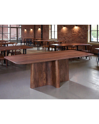 Table sculpturale Dev en bois massif de manguier dans un espace professionnel ou restaurant