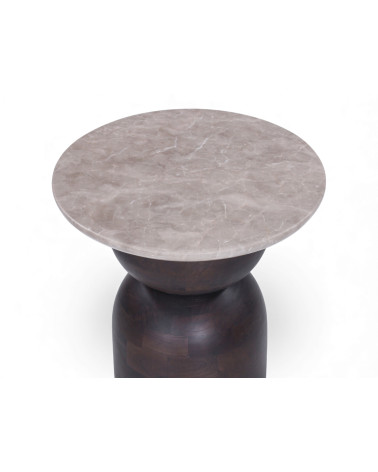 Detail der Lady-Grey-Marmorplatte des Beistelltischs Aanya aus Mangoholz