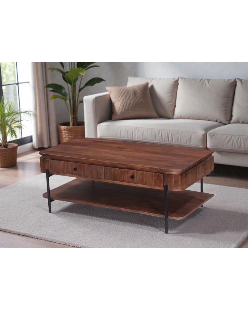 Table basse Nayan en bois massif foncé mise en situation dans un salon