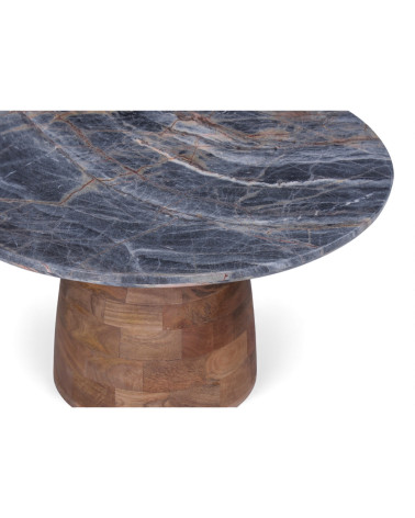 Détail du plateau en marbre naturel de la table basse Kabir en bois de manguier