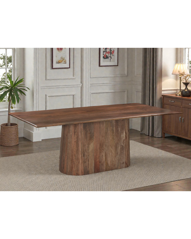 Table Armaan en bois massif de manguier intégrée dans une salle à manger élégante