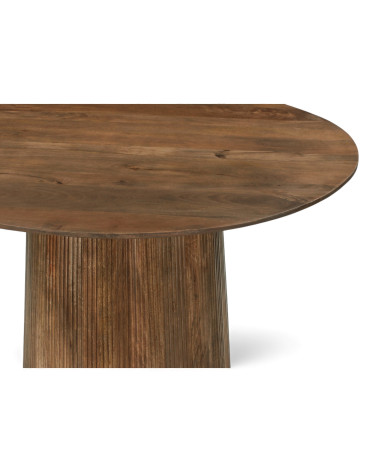 Detailansicht der Tischplatte und des gerillten Sockels des Esstisches Armaan aus Mangoholz