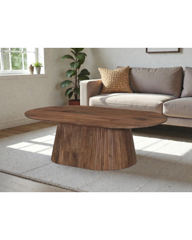 Table basse ronde Armaan en bois massif de manguier dans un salon contemporain