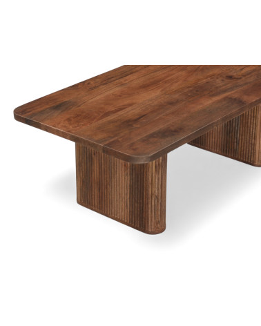 Détail du plateau et des pieds cannelés de la table basse Armaan