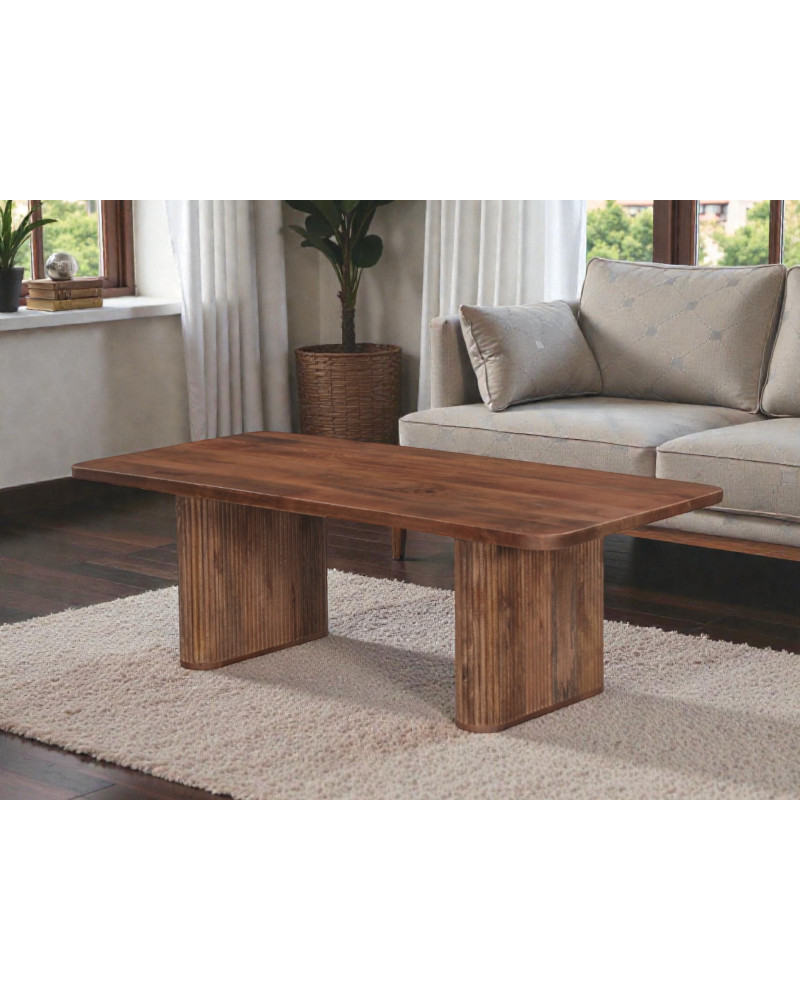 Table basse Armaan en bois massif de manguier dans un salon élégant