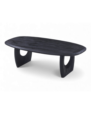Vue oblique de la table basse Aman en bois massif d’acacia aux lignes douces