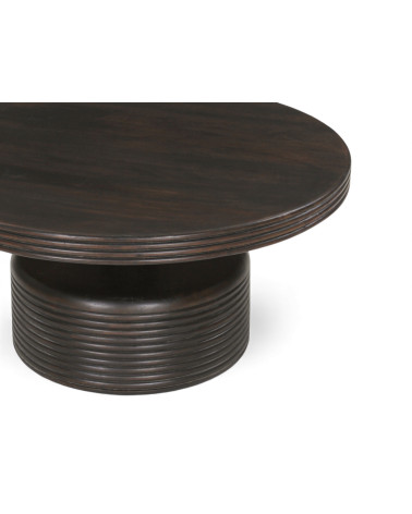 Détail du plateau et du piètement cannelé de la table basse Raghav en bois massif de manguier