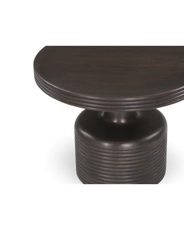 Détail du plateau et du piètement sculpté de la table basse Raghav en bois massif