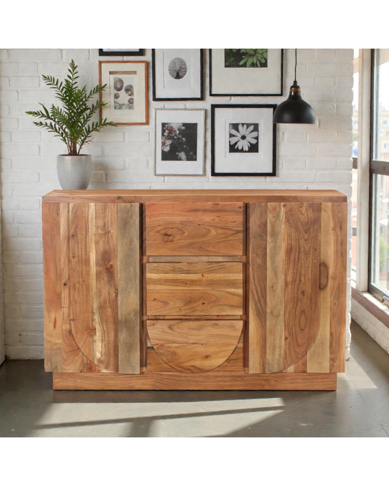 Großes Sideboard Anand aus massivem Akazienholz mit skulpturalem Design im Wohnambiente