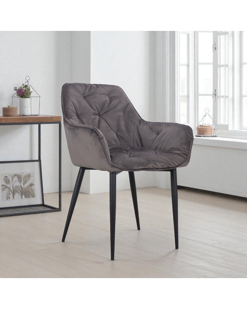 Chaise Mildred en velours gris capitonné avec accoudoirs en situation