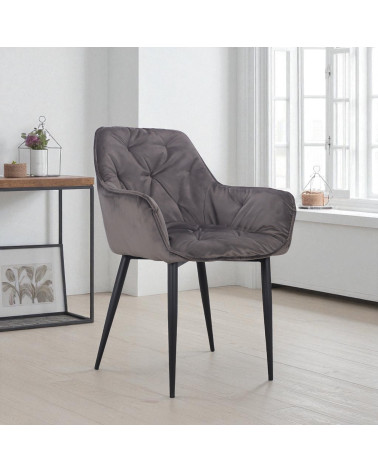 Chaise Mildred en velours gris capitonné avec accoudoirs en situation