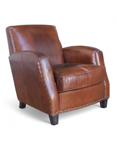 Fauteuils en cuir marron vieilli dans un salon cosy et élégant