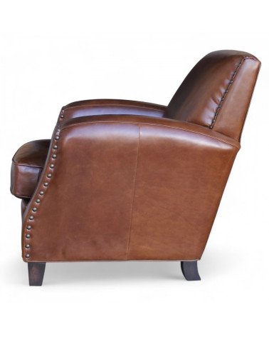Vue de profil du fauteuil en cuir vintage aux lignes sobres et élégantes