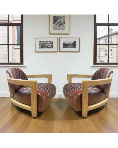 Lot de 2 fauteuils cuir marron vintage et bois Hugues dans un salon élégant