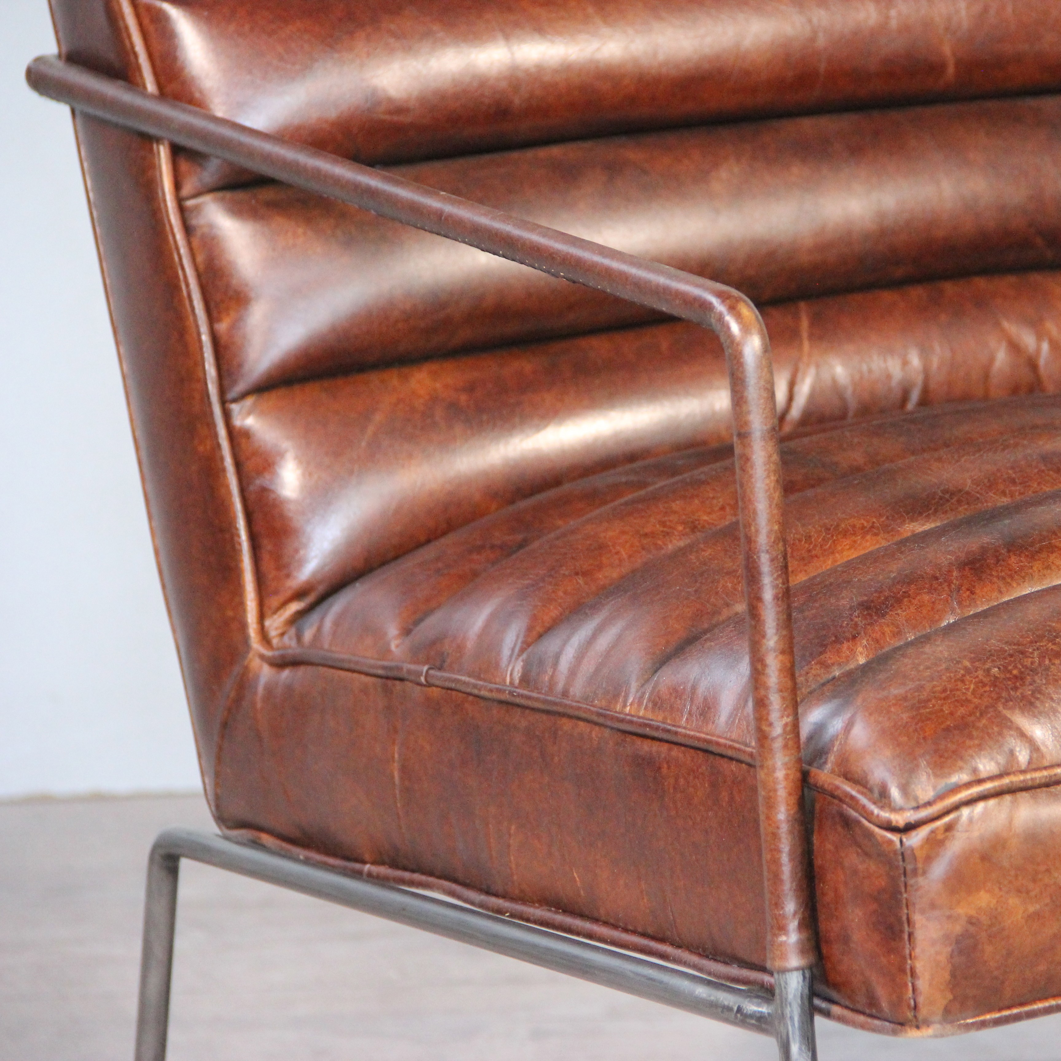 Fauteuil design en cuir marron vintage et métal