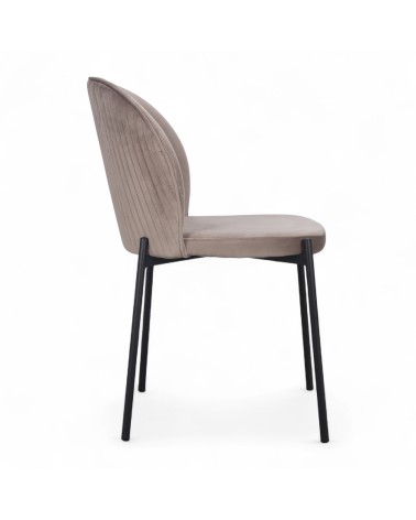 Designerstuhl Newcastle aus beigem Samt – Seitenansicht mit Metallbeinen