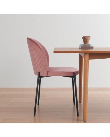 Rosa Samtstuhl Erin in modernem Wohnambiente mit schwarzen Metallbeinen